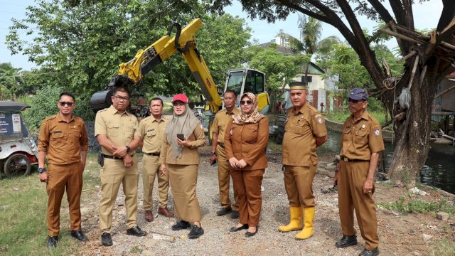 Kadis PU Zuhaelsi Tinjau Langsung Pengerukan Drainase di Saluran Sekunder Adyaksa Makassar