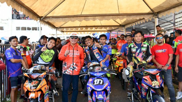 Ketua IMI Sulsel, Rusdi Masse Bersama Pembalap di Kejuaraan SCR 2 Sidrap.