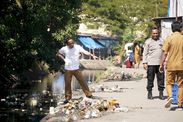 Gerak Cepat, Camat Harun Rani Turunkan Satgas Kecamatan Bersihkan Kanal Barabaraya Selatan