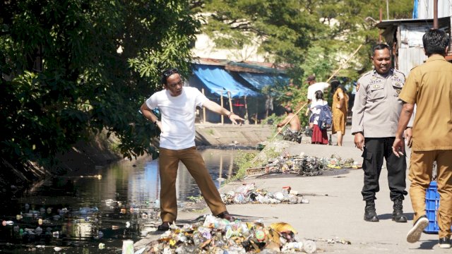 Gerak Cepat, Camat Harun Rani Turunkan Satgas Kecamatan Bersihkan Kanal Barabaraya Selatan