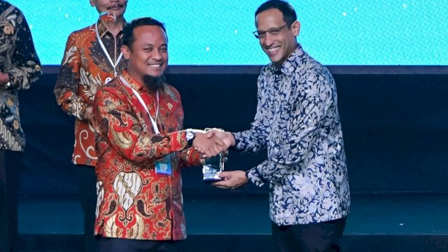 Gubernur Andi Sudirman Terima Penghargaan Bidang Pendidikan dan Sosial
