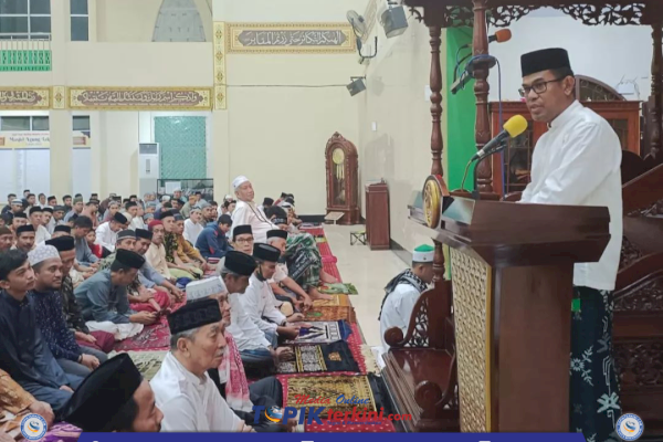 Pj Bupati Sholat Tarwih Pertama di Mesjid Agung Takalar