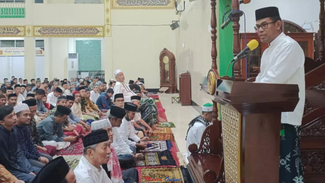 Pj Bupati Sholat Tarwih Pertama di Mesjid Agung Takalar