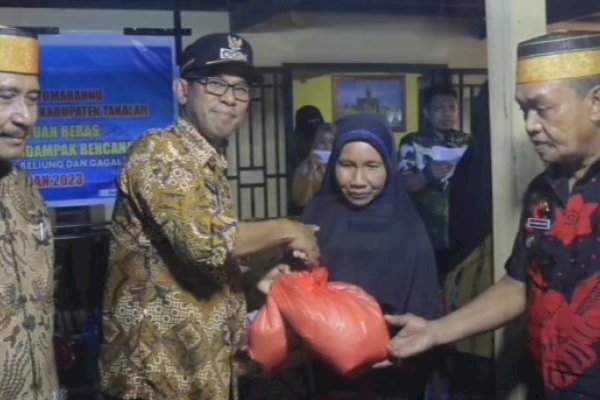 Pj Bupati Takalar Serahkan Bantuan Kepada 355 KK Korban Bencana Alam di Galsel