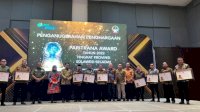 BPJAMSOSTEK-Pemprov Sulsel Serahkan Penghargaan Paritrana Award 2022 ke Sejumlah Pemda dan Badan Usaha