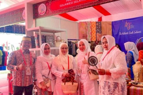 Ketua Dekranasda Takalar Pamerkan Produk Lokal dan Kenakan Busana Berbahan Khas Daerah di HUT Dekranas