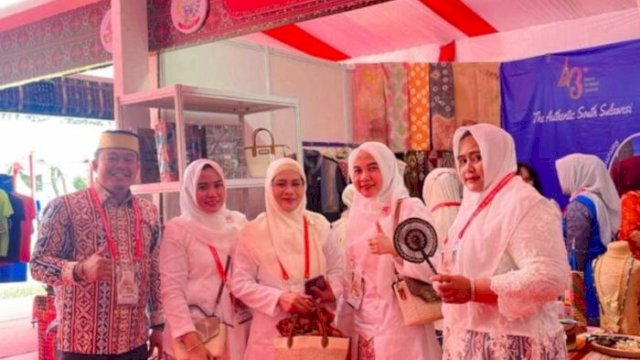 Ketua Dekranasda Takalar Pamerkan Produk Lokal dan Kenakan Busana Berbahan Khas Daerah di HUT Dekranas
