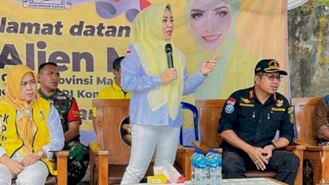 Ketua DPD I Golkar Maluku Utara, Alien Mus Melihat Kondisi Nelayan di Kelurahan Rua, Kota Ternate.