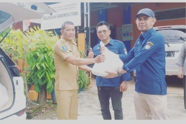 Perumda Parkir Serahkan Paket Sembako di Dua Longwis di Panakkukang