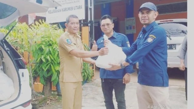 Perumda Parkir Serahkan Paket Sembako di Dua Longwis di Panakkukang