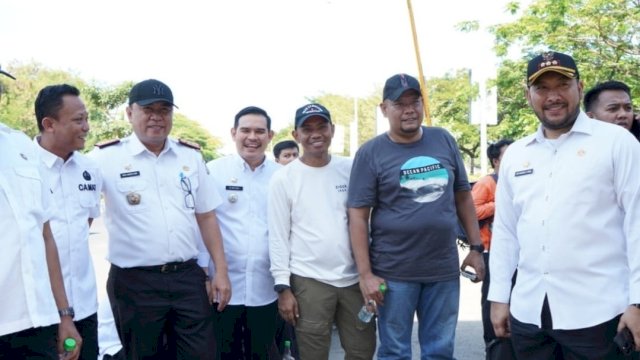 Ari Fadli Bersama Camat Se Makassar Dampingi Ketua TP PKK Indira Yusuf Pantau Pembersihan di Pantai Losari