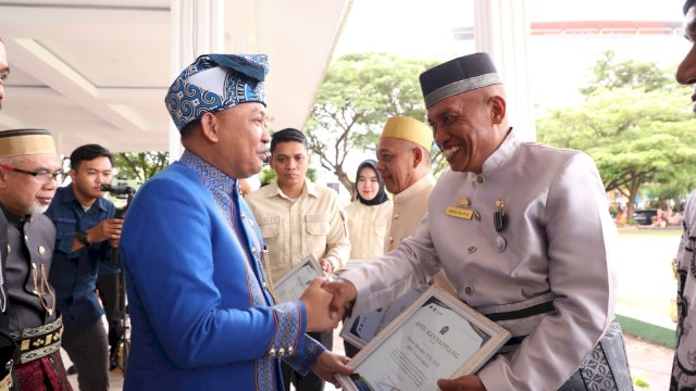 Peringati Hardiknas, Ilham Azikin Serahkan Sejumlah Penghargaan ke Guru Teladan