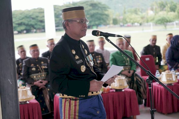 Peringati Hardiknas Tahun 2023, Bupati Luwu Basmin Mattayang Beri Penghargaan Sekolah dan Guru Berprestasi