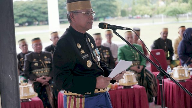 Peringati Hardiknas Tahun 2023, Bupati Luwu Basmin Mattayang Beri Penghargaan Sekolah dan Guru Berprestasi