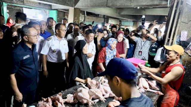 Zulkifli Hasan-Danny Pomanto Pantau Harga Pangan di Pasar Terong, Mendag: Terlalu Murah  