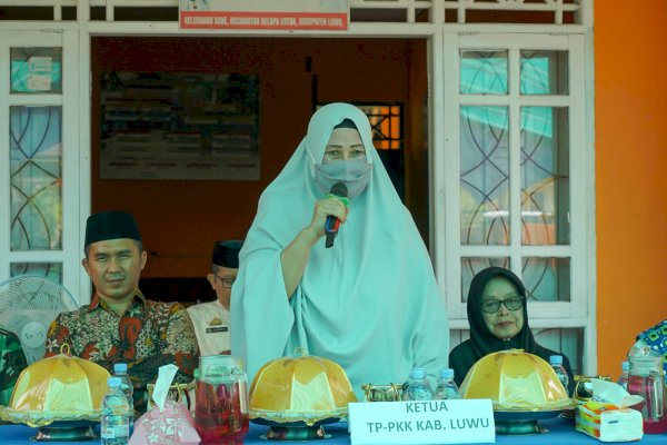 Hadiri Pelantikan Permata Kelurahan Sabe, Ketua PKK Luwu Hayarna Ajak Jaga Kekompakan