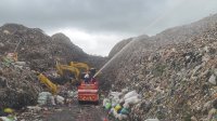 Penyemprotan Eco Enzyme, Upaya DLH Mengurangi Bau Menyengat Akibat Pengerukan TPA Sampah