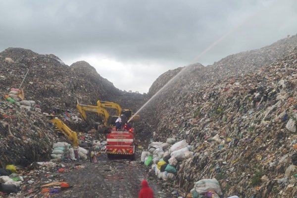 Penyemprotan Eco Enzyme, Upaya DLH Mengurangi Bau Menyengat Akibat Pengerukan TPA Sampah