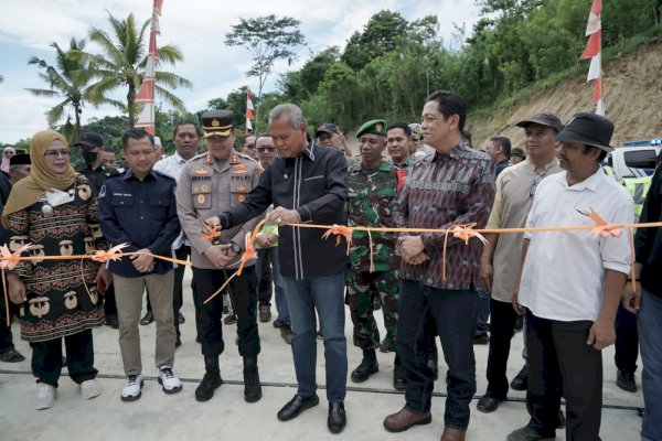 Akhir Pekan, Bupati Luwu Basmin Mattayang Resmikan Jalan dan Jembatan