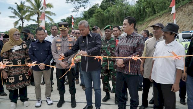 Akhir Pekan, Bupati Luwu Basmin Mattayang Resmikan Jalan dan Jembatan