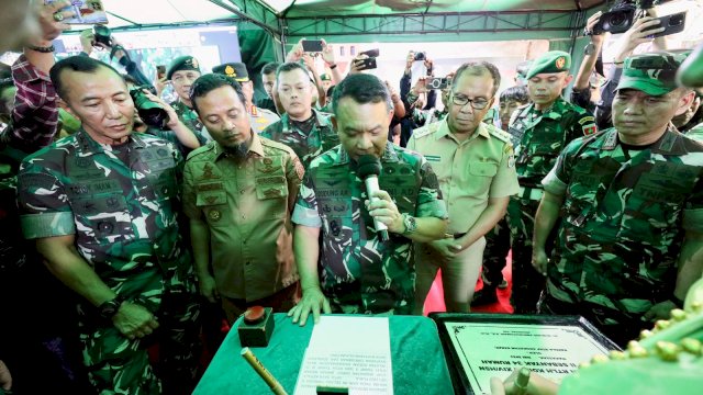 Warga Kota Makassar Dapat Bantuan RTLH Program KSAD, Danny Pomanto: Ringankan Beban Pemkot