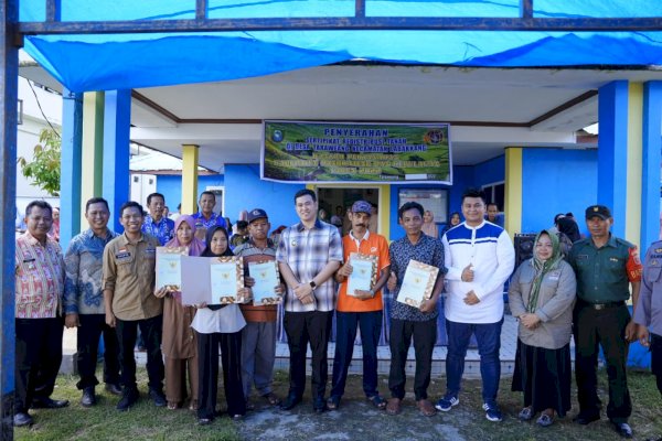 Bupati Pangkep Yusran Bagikan 801 Sertifikat Tanah di Desa Taraweang, Program Redistribusi Tanah