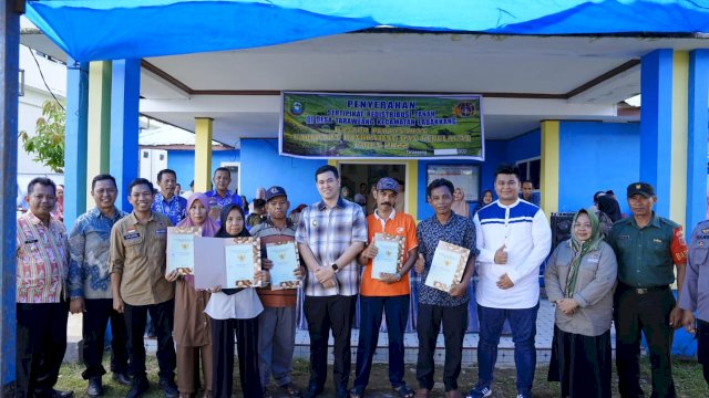 Bupati Pangkep Yusran Bagikan 801 Sertifikat Tanah di Desa Taraweang, Program Redistribusi Tanah