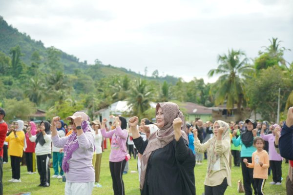Hayarna Basmin Ajak Masyarakat Bajo Barat  Luwu Jaga Kebugaran Tubuh