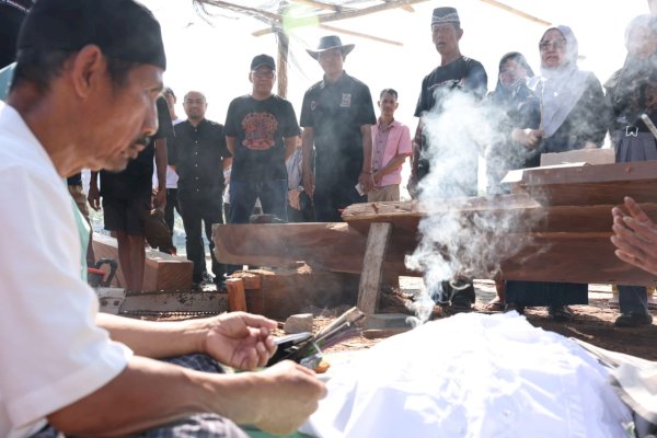 Danny Pomanto Pantau Progres Pembuatan Pinisi di CPI, Saksikan Prosesi Pemotongan Lunas Kapal