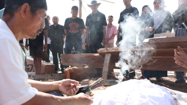 Danny Pomanto Pantau Progres Pembuatan Pinisi di CPI, Saksikan Prosesi Pemotongan Lunas Kapal