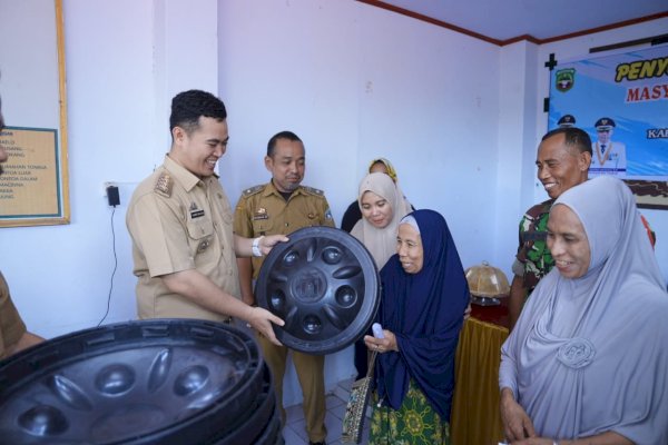 Bentuk Kepedulian, Bupati Pangkep Yusran Bagikan Bantuan Bak Air untuk Warga Bontoa