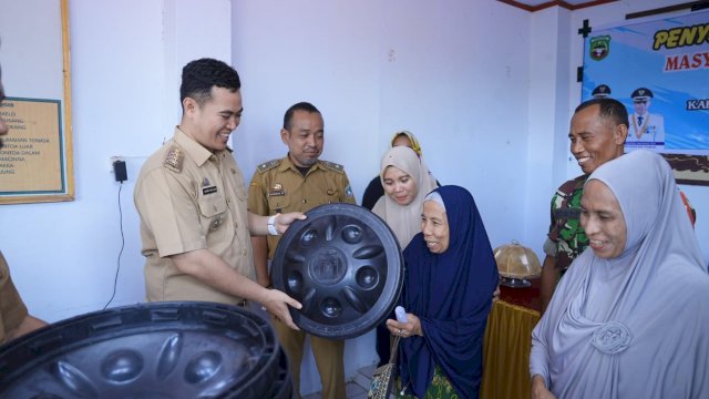 Bupati Pangkep Yusran Bagikan Bantuan Bak Air untuk Warga Bontoa.(F-Humas)