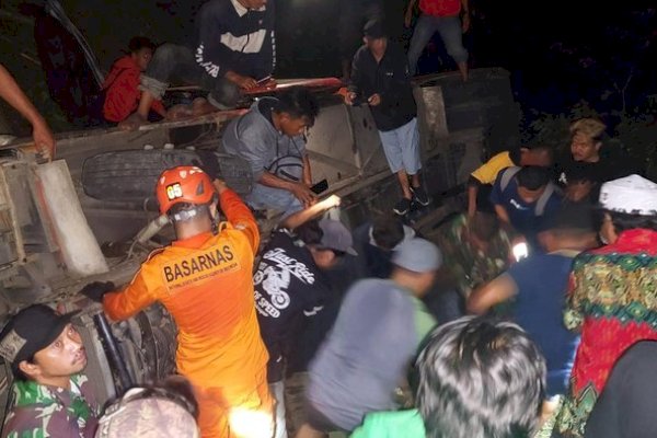 Bus Rombongan Santri Gontor Masuk Jurang di Parimo Sulteng , 3 Orang Tewas