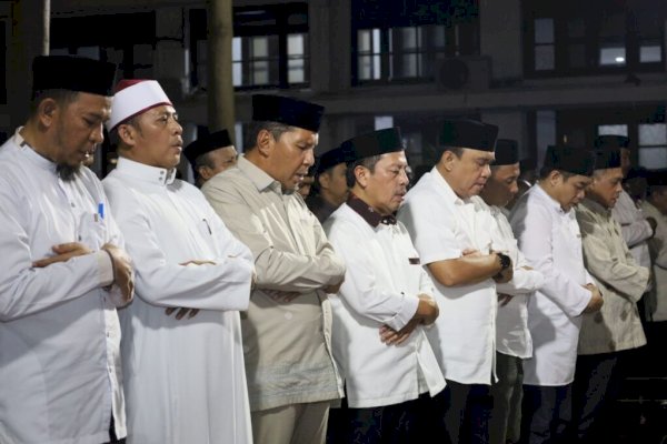 SekwanAnsar bersama Staf Sekretariat DPRD Makassar Hadiri Sholat Tarwih Bersama di Balai Kota