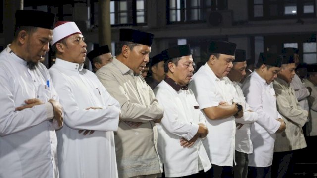 SekwanAnsar bersama Staf Sekretariat DPRD Makassar Hadiri Sholat Tarwih Bersama di Balai Kota