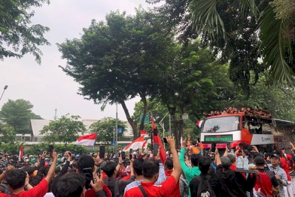 Konvoi Juara Timnas U-22 Indonesia Dipadati Ribuan Suporter