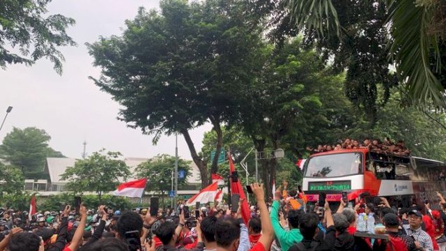Konvoi Juara Timnas U-22 Indonesia Dipadati Ribuan Suporter