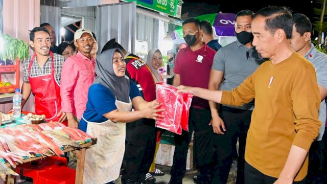 Jokowi Jalan Kaki Kunjungi Kawasan Wisata Kuliner di Labuan Bajo, Warga Senang Wisatawan Meningkat