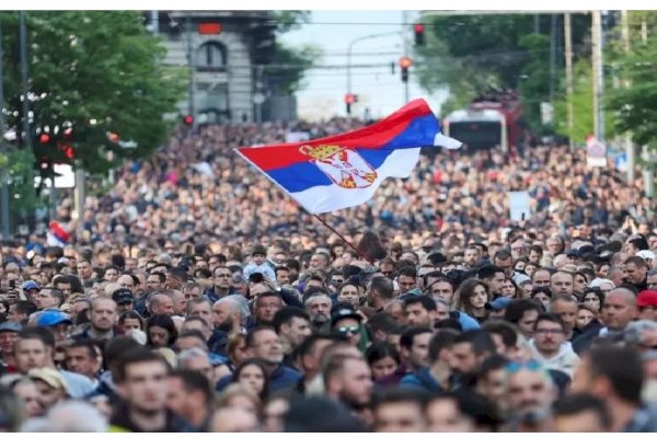 Kenang Korban Penembakan Massal, Puluhan Ribu Orang Serbia Gelar Protes Menentang Kekerasan Senjata