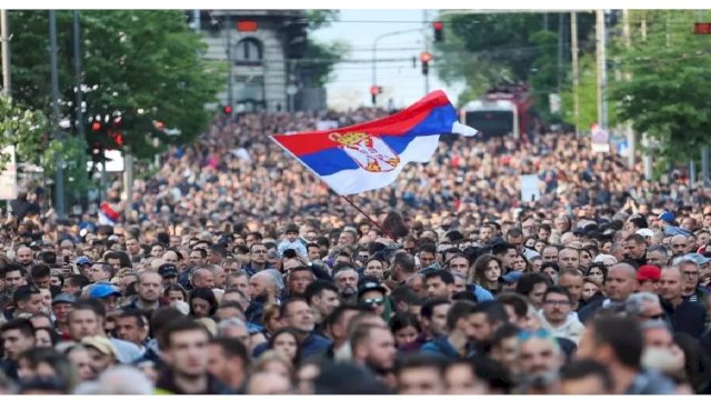 Kenang Korban Penembakan Massal, Puluhan Ribu Orang Serbia Gelar Protes Menentang Kekerasan Senjata