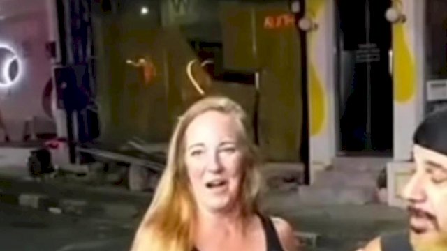 Viral Bule Ngangkang Pamer Kemaluan di Pinggir Jalan di Bali.(F-INT)
