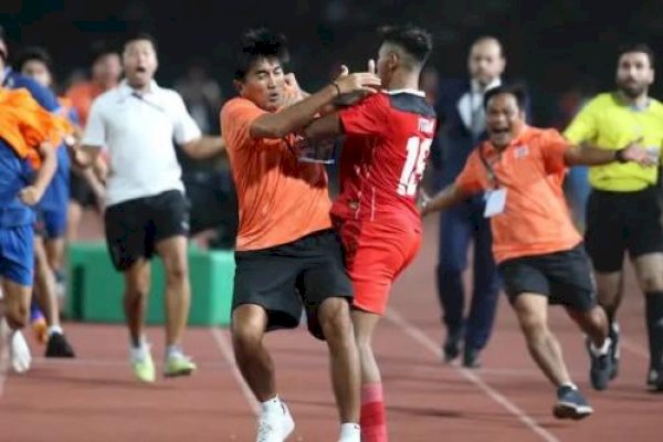 Aksi Titan Agung Hantam Oficial Thailand yang Provokasi Bench Timnas Indonesia