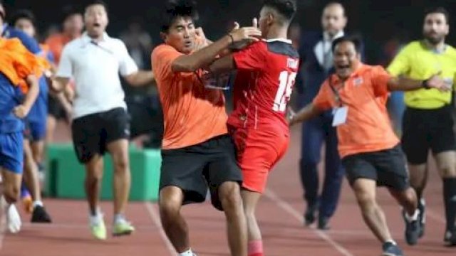 Aksi Titan Agung Hantam Oficial Thailand yang Provokasi Bench Timnas Indonesia