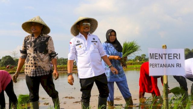 Mentan SYL Tanam Padi di Takalar, Target 1000 Hektar Setiap Musim Tiap Kabupaten