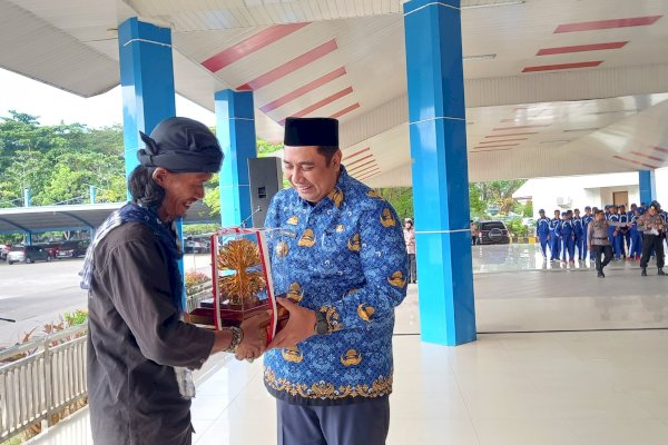 Bupati Maros Chaidir Syam Serahkan Kalpataru Hingga Lepas Atlet Kejurda Pelajar di Momen HKN