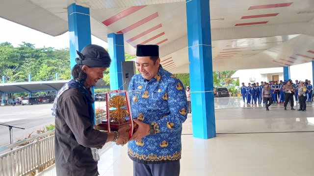 Bupati Maros Chaidir Syam Serahkan Kalpataru Hingga Lepas Atlet Kejurda Pelajar&nbsp;di Momen HKN