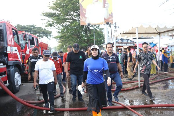 Wawali Makassar Fatmawati Rusdi Bersama Ratusan Satgas Gelar Aksi Bersih-Bersih Pasar Pabaeng-Baeng: Jangan Buang Sampah di Kanal