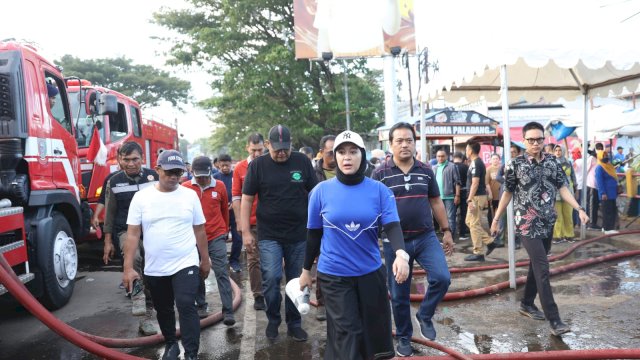 Wawali Makassar Fatmawati Rusdi Bersama Ratusan Satgas Gelar Aksi Bersih-Bersih Pasar Pabaeng-Baeng: Jangan Buang Sampah di Kanal