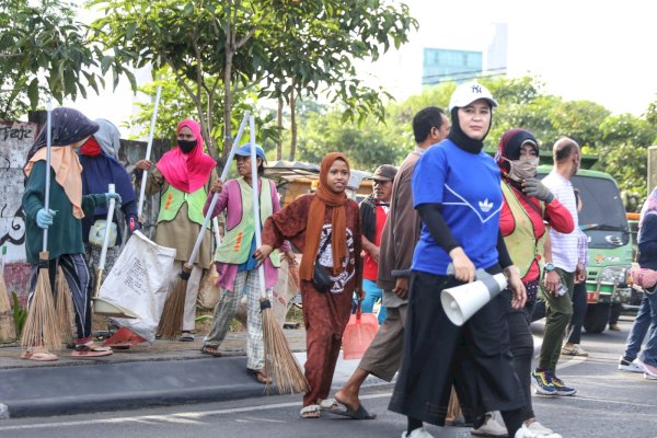 Berjalan Kaki Sepanjang 3 Km, Wawali Makassar Fatmawati Rusdi Tanam Pohon dan Pantau Aksi Bersih- Bersih Jajaranya, Serius Tangani Kebersihan!