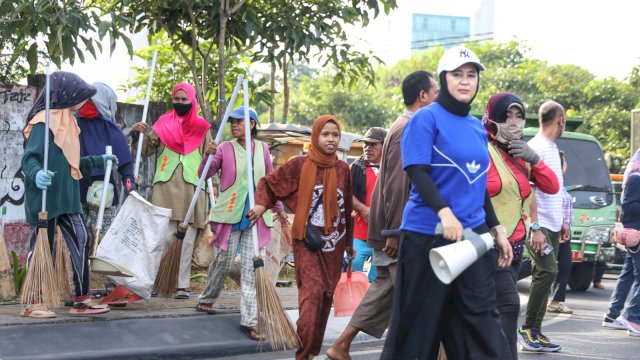 Berjalan Kaki Sepanjang 3 Km, Wawali Makassar Fatmawati Rusdi Tanam Pohon dan Pantau Aksi Bersih- Bersih Jajaranya, Serius Tangani Kebersihan!